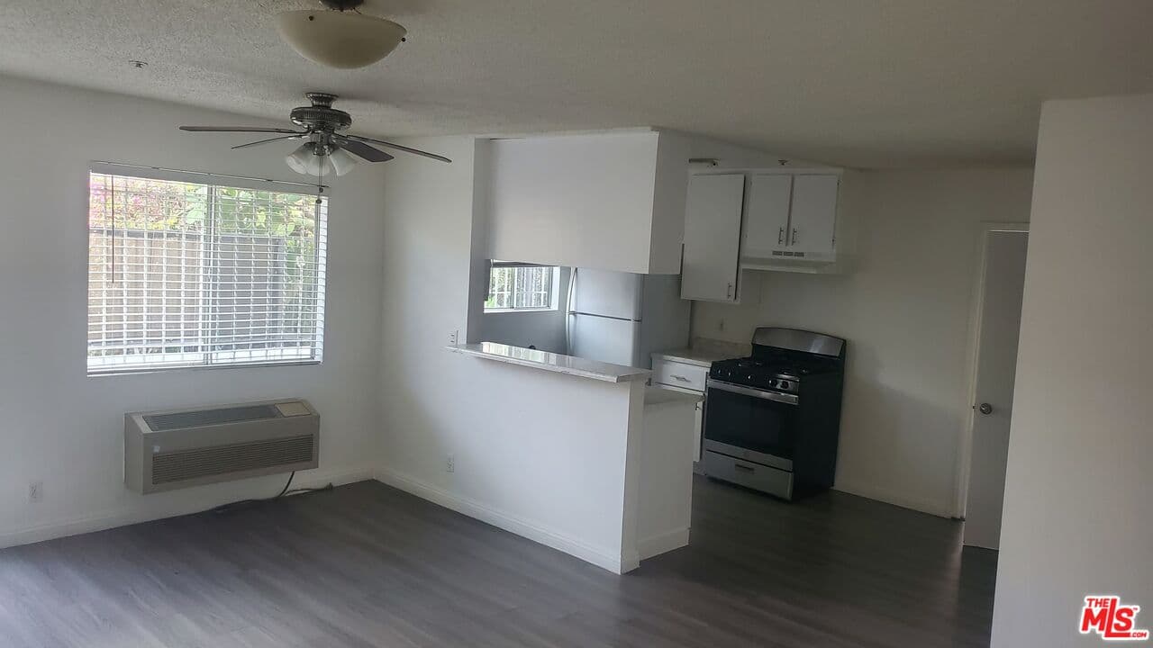 3 bd, 2 ba Townhouse in Los Angeles, CA — $3,000/mo — photo 2