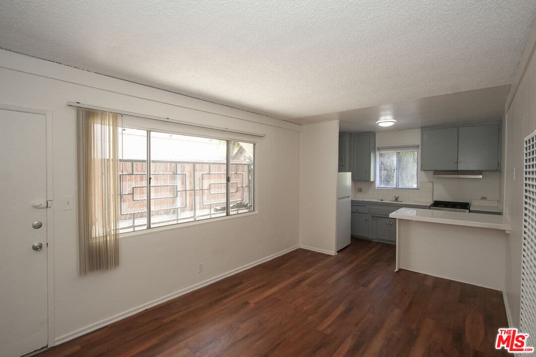 3 bd, 2 ba Townhouse in Los Angeles, CA — $3,400/mo — photo 2