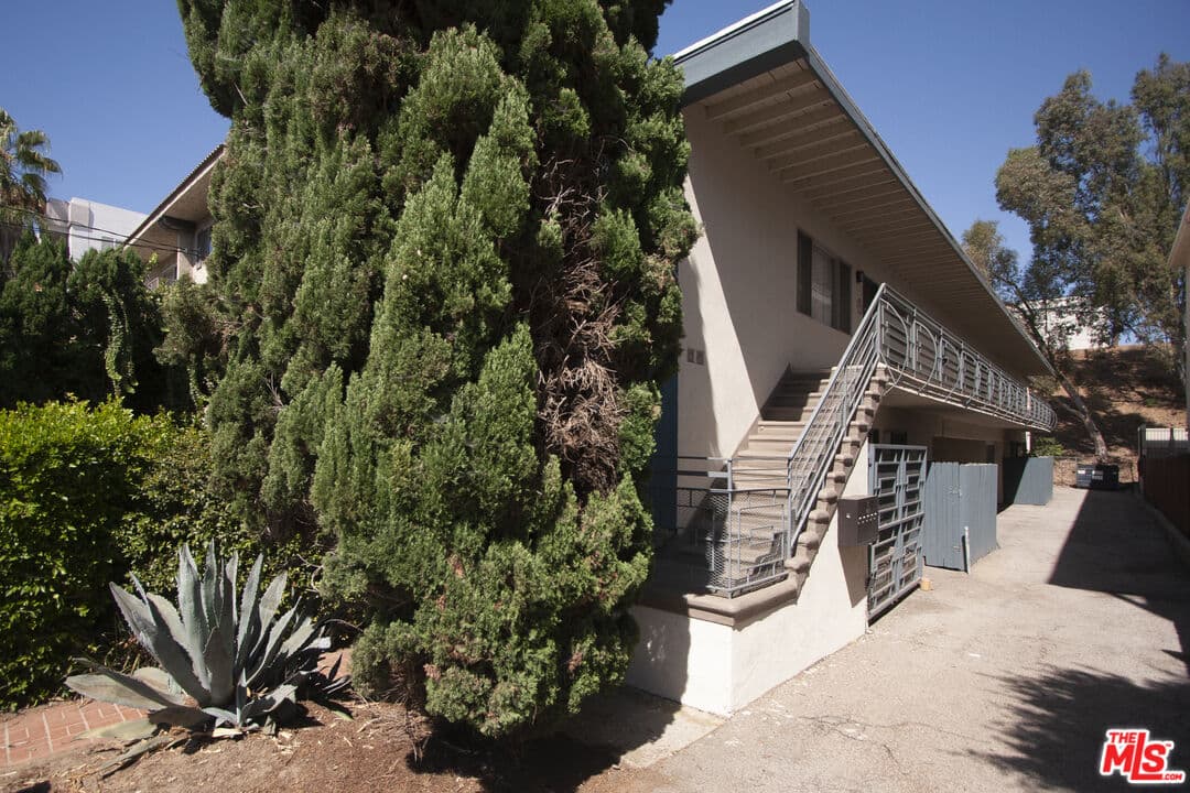 3 bd, 2 ba Townhouse in Los Angeles, CA — $3,400/mo — photo 1