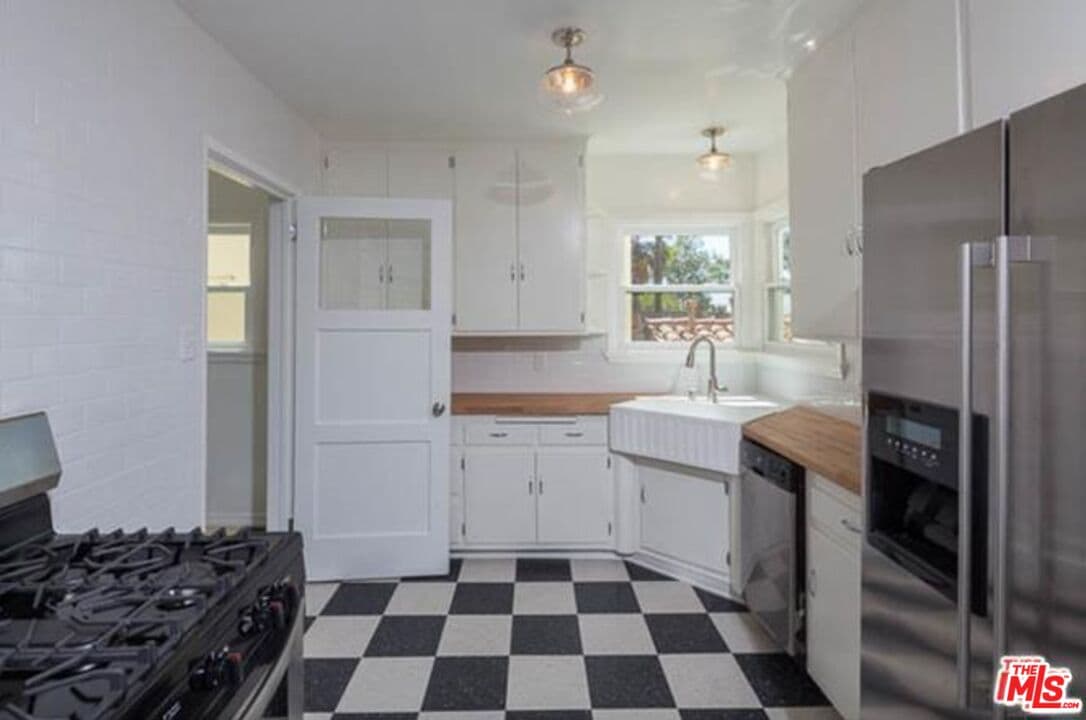 2 bd, 1 ba Townhouse in Los Angeles, CA — $4,950/mo — photo 2