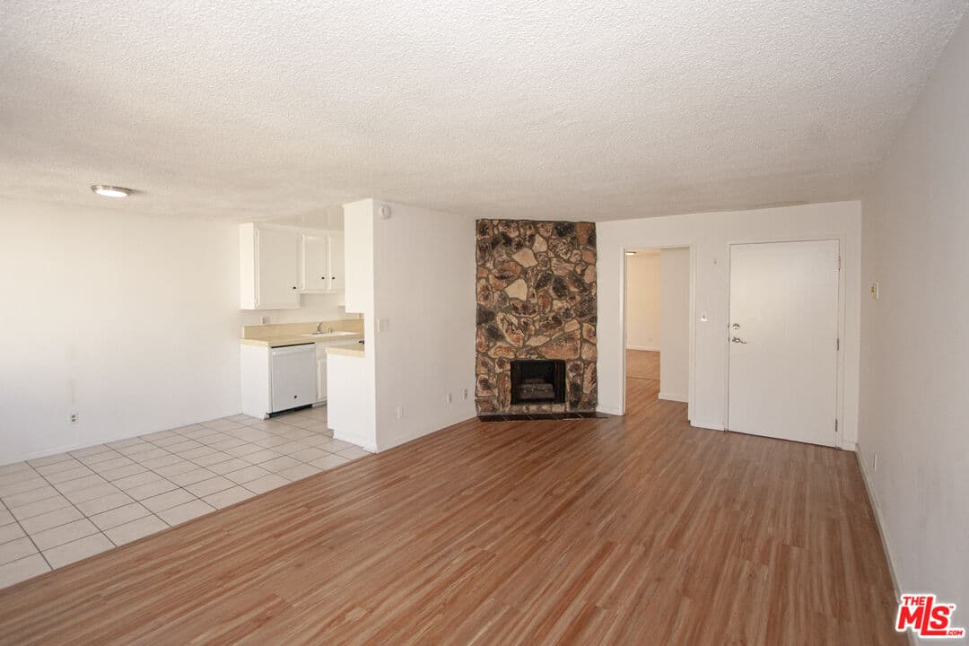 2 bd, 2 ba Townhouse in Los Angeles, CA — $3,300/mo — photo 2