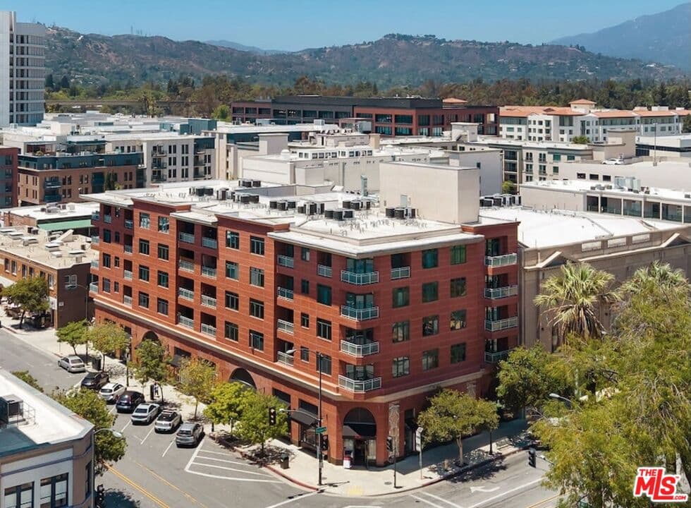 2 bd, 2 ba Condo in Pasadena, CA — $4,350/mo — photo 2