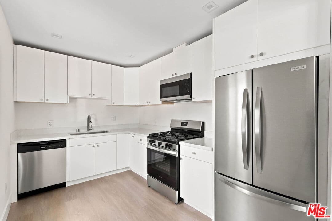 1 bd, 1 ba Townhouse in Los Angeles, CA — $2,585/mo — photo 1