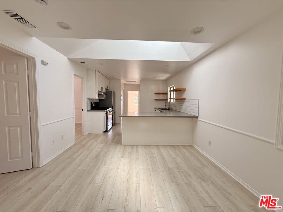 3 bd, 2 ba Townhouse in Los Angeles, CA — $4,600/mo — photo 2