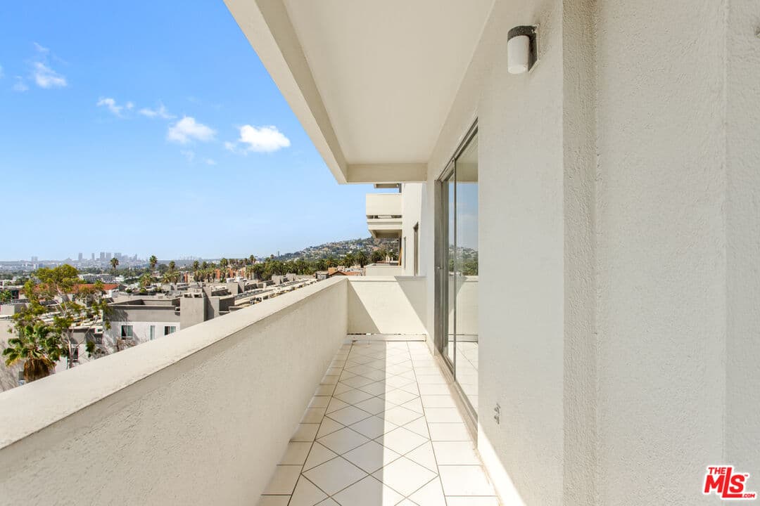 2 bd, 2 ba Condo in Los Angeles, CA — $4,750/mo — photo 2