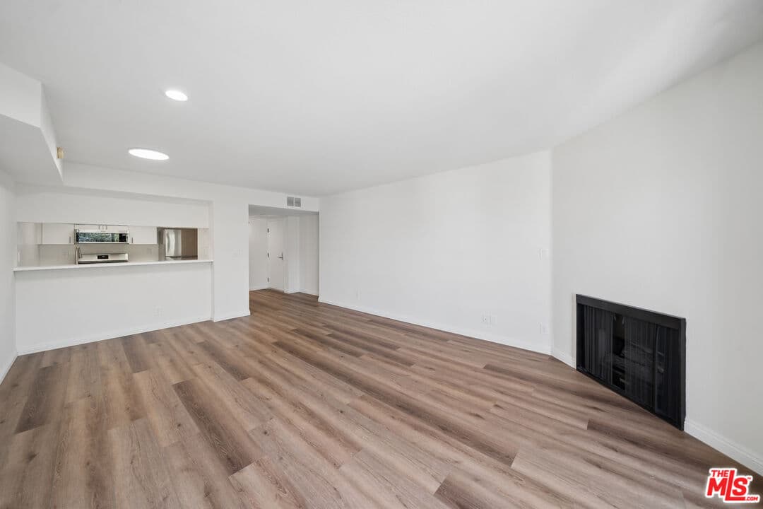 2 bd, 2 ba Apartment in Los Angeles, CA — $2,695/mo — photo 2