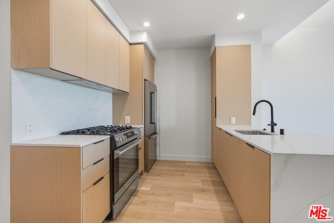 1 bd, 1 ba Apartment in Los Angeles, CA — $4,295/mo — photo 2
