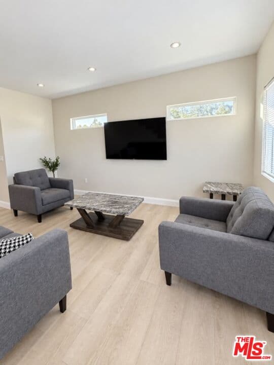 2BR House in Los Angeles β $3,400/mo