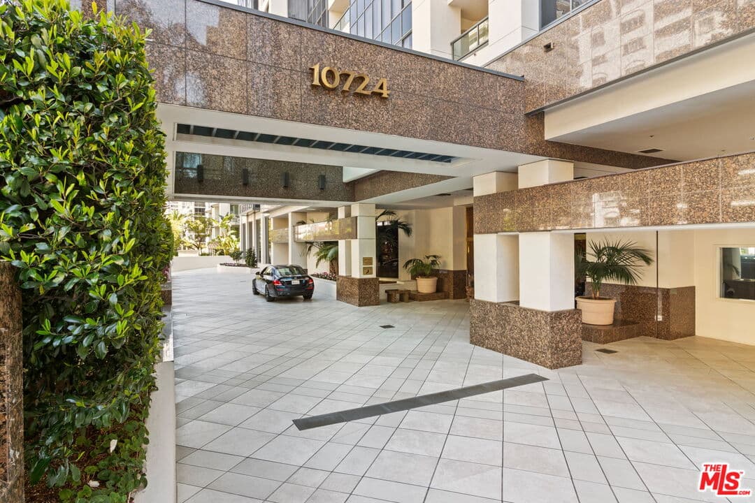 1 bd, 2 ba Condo in Los Angeles, CA — $5,450/mo — photo 2