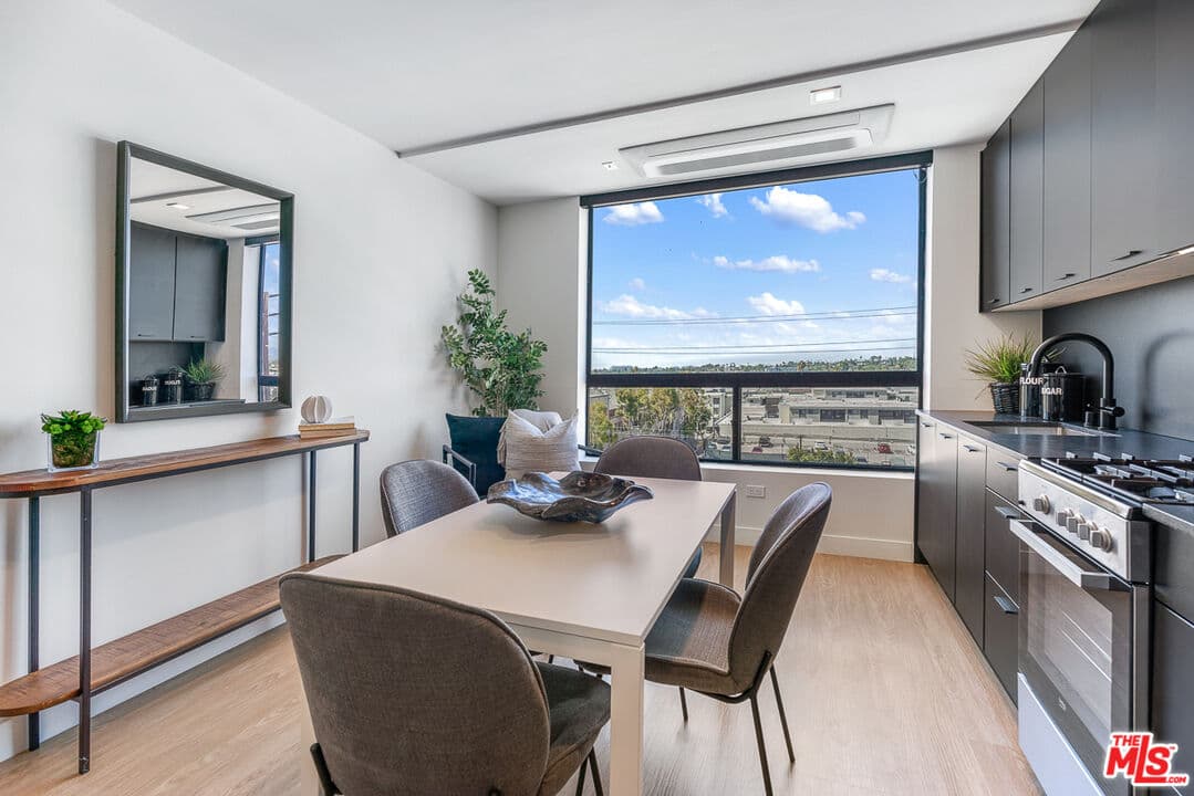 Studio, 1 ba Apartment in Los Angeles, CA — $3,195/mo — photo 2