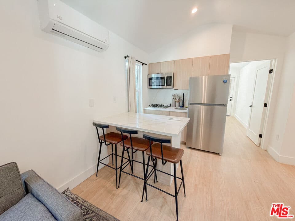 1 bd, 1 ba Apartment in Los Angeles, CA — $1,950/mo — photo 2