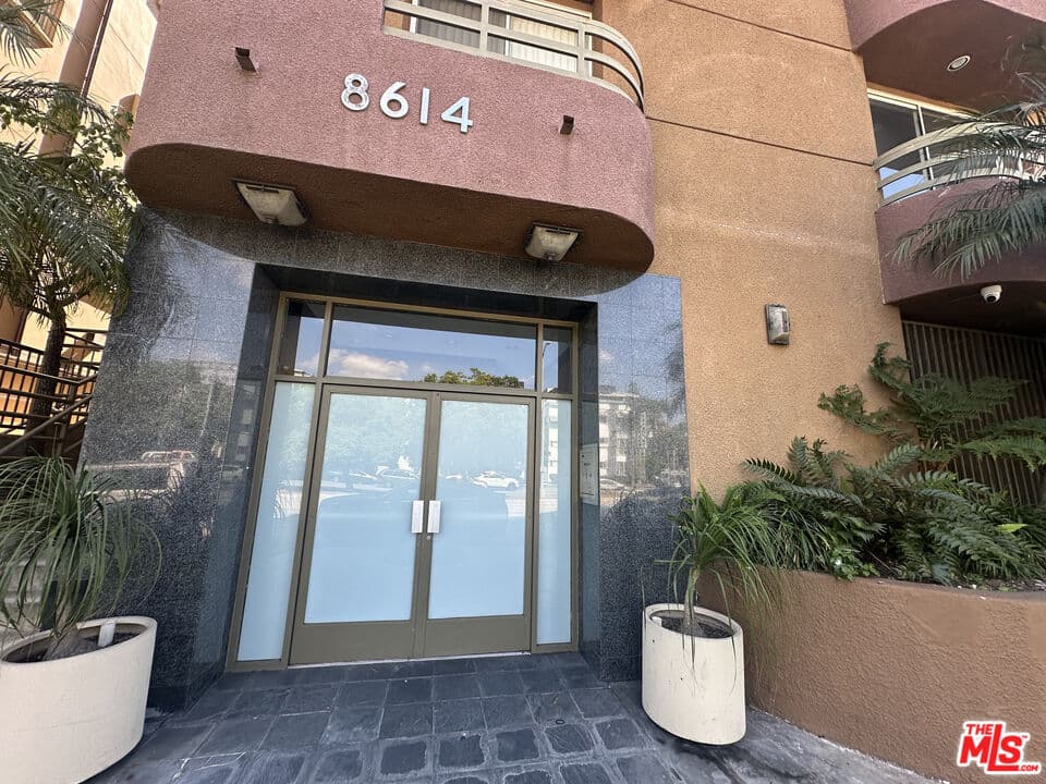 2 bd, 2 ba Townhouse in Los Angeles, CA — $3,200/mo — photo 2