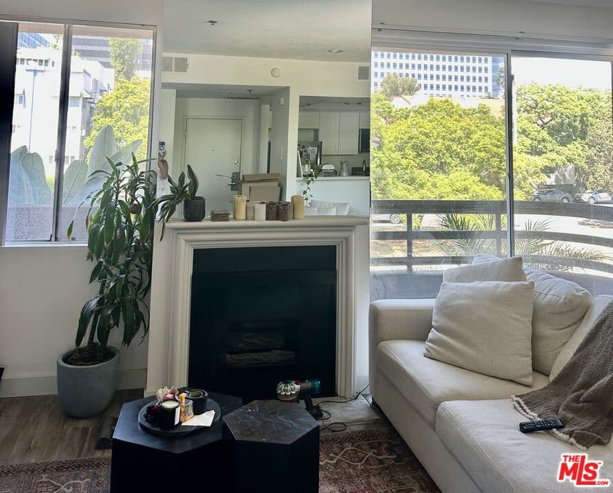 2BR Townhouse in Los Angeles β $2,950/mo