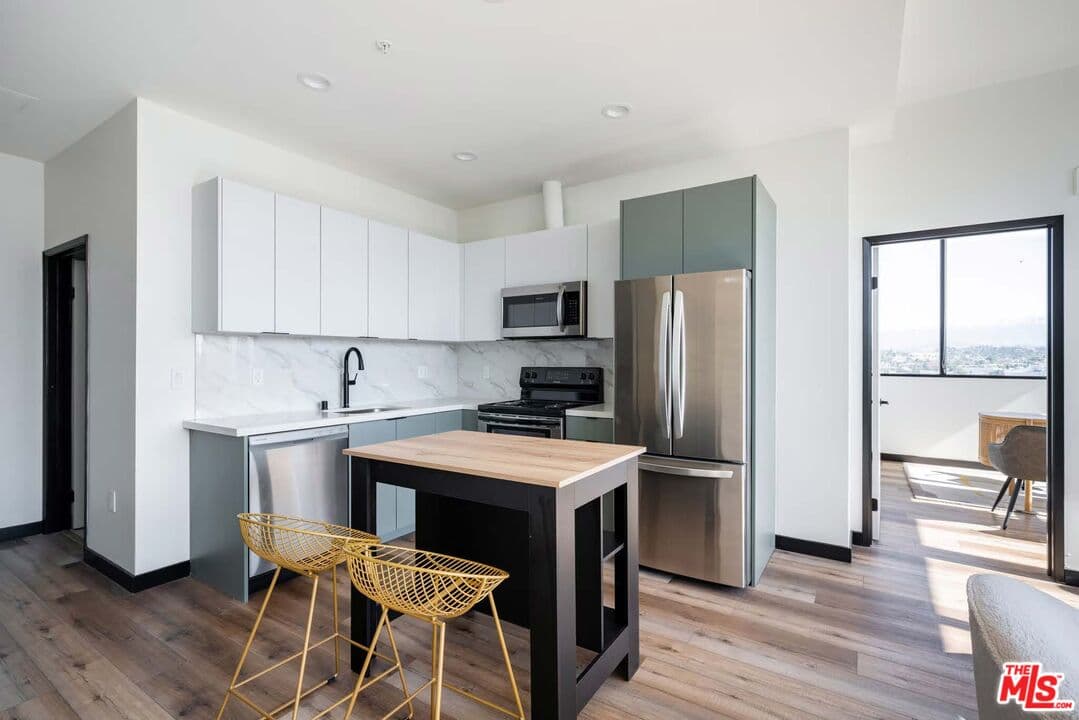 1 bd, 1 ba Apartment in Los Angeles, CA — $2,020/mo — photo 2