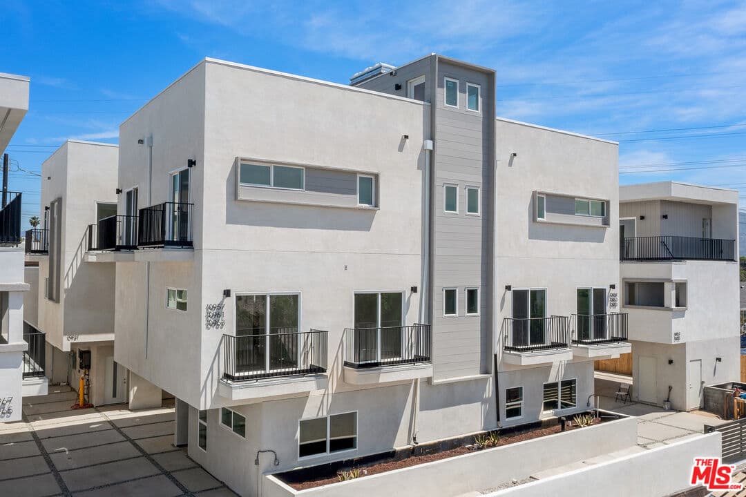 3 bd, 3 ba Townhouse in North Hollywood, CA — $3,395/mo — photo 2