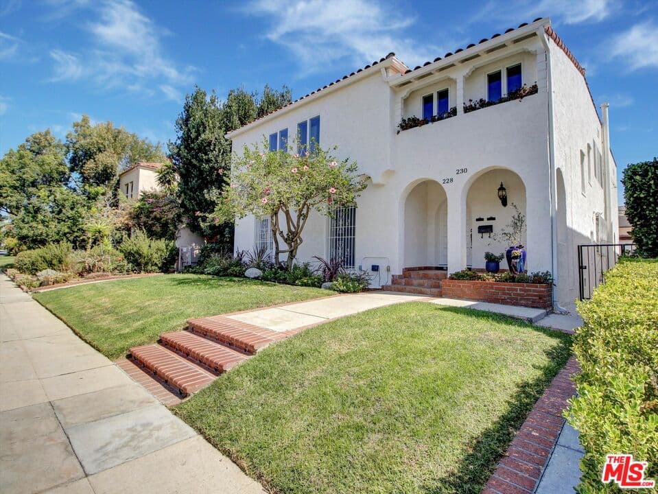 3 bd, 2 ba Apartment in Los Angeles, CA — $6,300/mo — photo 2