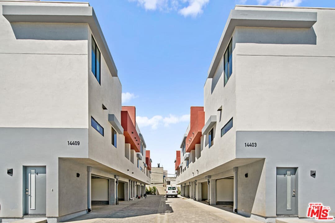 3 bd, 3 ba Townhouse in Van Nuys, CA — $4,000/mo — photo 2
