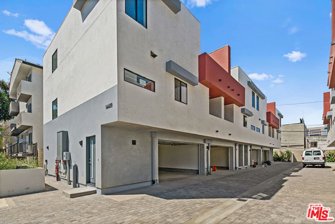 3 bd, 3 ba Townhouse in Van Nuys, CA — $4,000/mo — photo 1