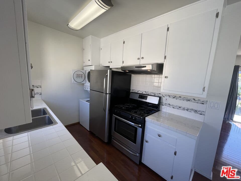 2 bd, 1 ba Apartment in Santa Monica, CA — $4,100/mo — photo 2