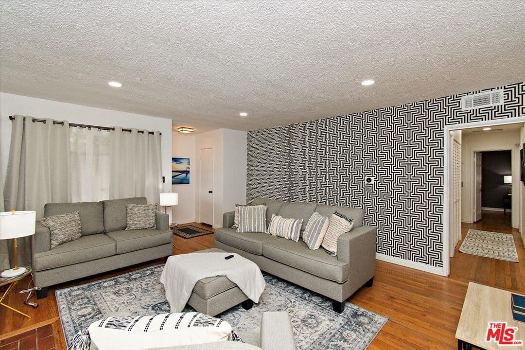 3 bd, 2 ba Apartment in Hawthorne, CA — $3,750/mo — photo 2