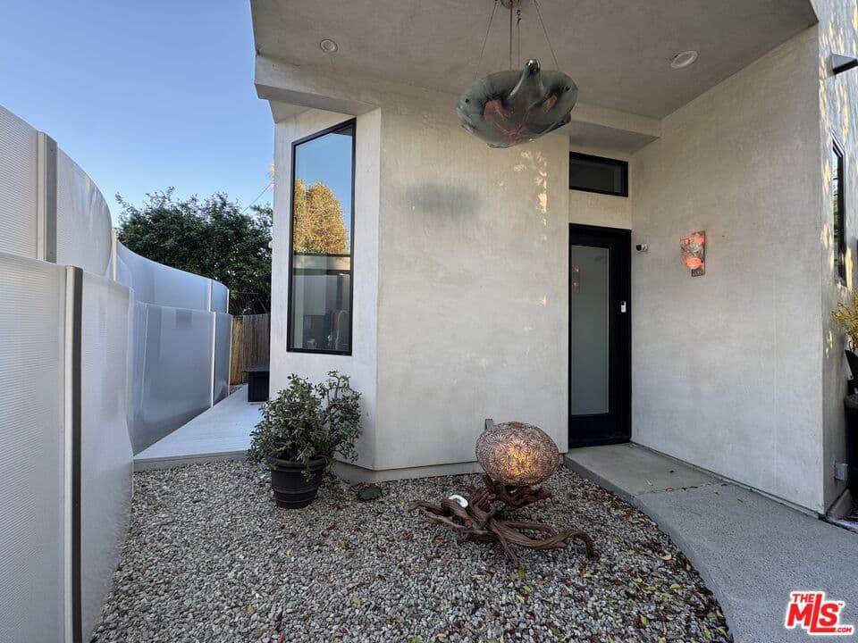 1 bd, 2 ba House in Los Angeles, CA — $4,895/mo — photo 2