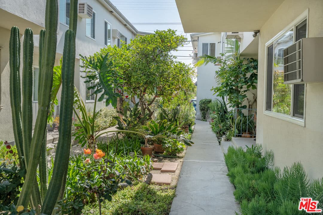 2 bd, 1 ba Apartment in Beverly Hills, CA — $2,950/mo — photo 2