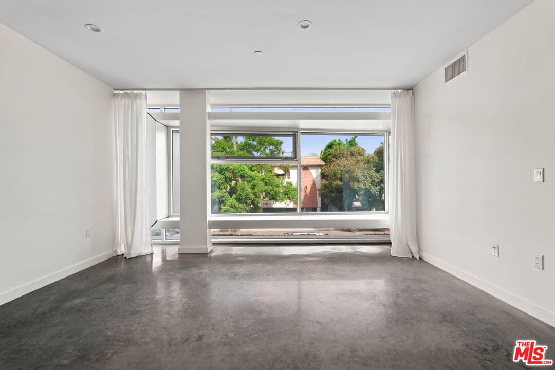 2 bd, 3 ba Townhouse in Los Angeles, CA — $4,892/mo — photo 2