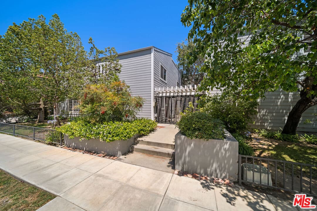 4 bd, 3 ba Condo in Studio City, CA — $4,500/mo — photo 2