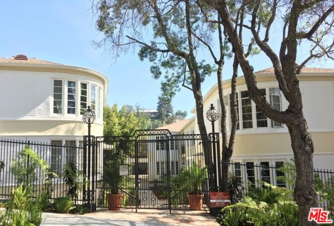 2 bd, 1 ba Apartment in Los Angeles, CA — $3,450/mo — photo 2