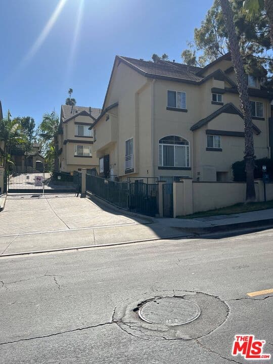 2 bd, 3 ba Condo in Los Angeles, CA — $3,695/mo — photo 2