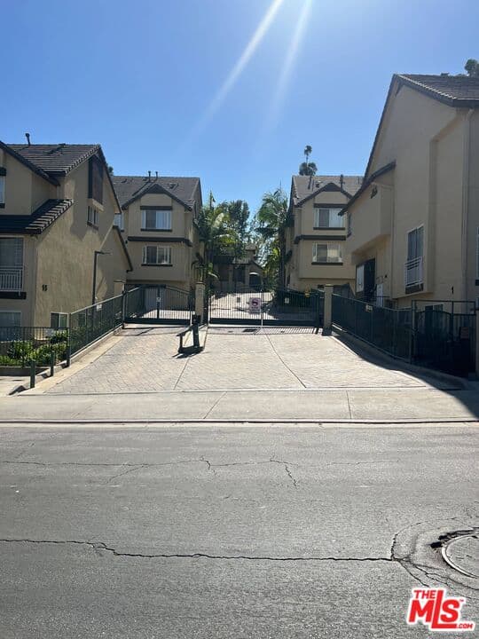 2BR Condo in Los Angeles β $3,695/mo