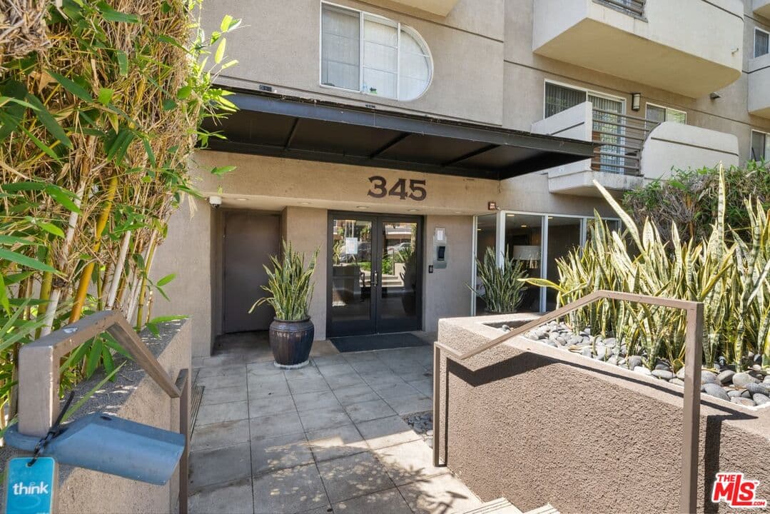 1 bd, 1 ba Condo in Los Angeles, CA — $1,800/mo — photo 2