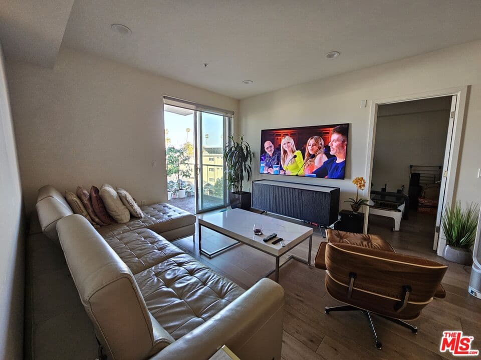 2 bd, 2 ba Condo in Los Angeles, CA — $3,200/mo — photo 2