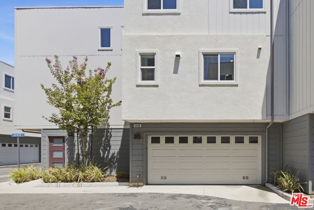 4 bd, 4 ba Townhouse in Valley Village, CA — $5,200/mo — photo 1