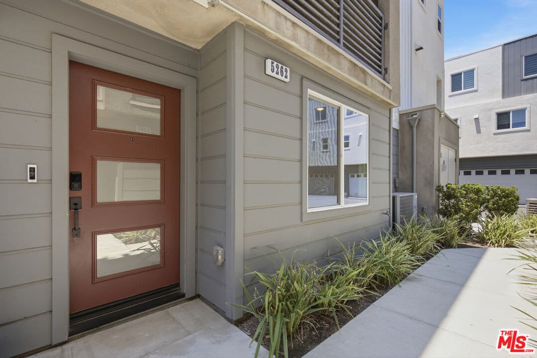 4 bd, 4 ba Townhouse in Valley Village, CA — $5,200/mo — photo 2