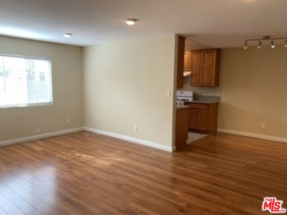 10 bd, 5 ba Townhouse in North Hollywood, CA — $2,875/mo — photo 2