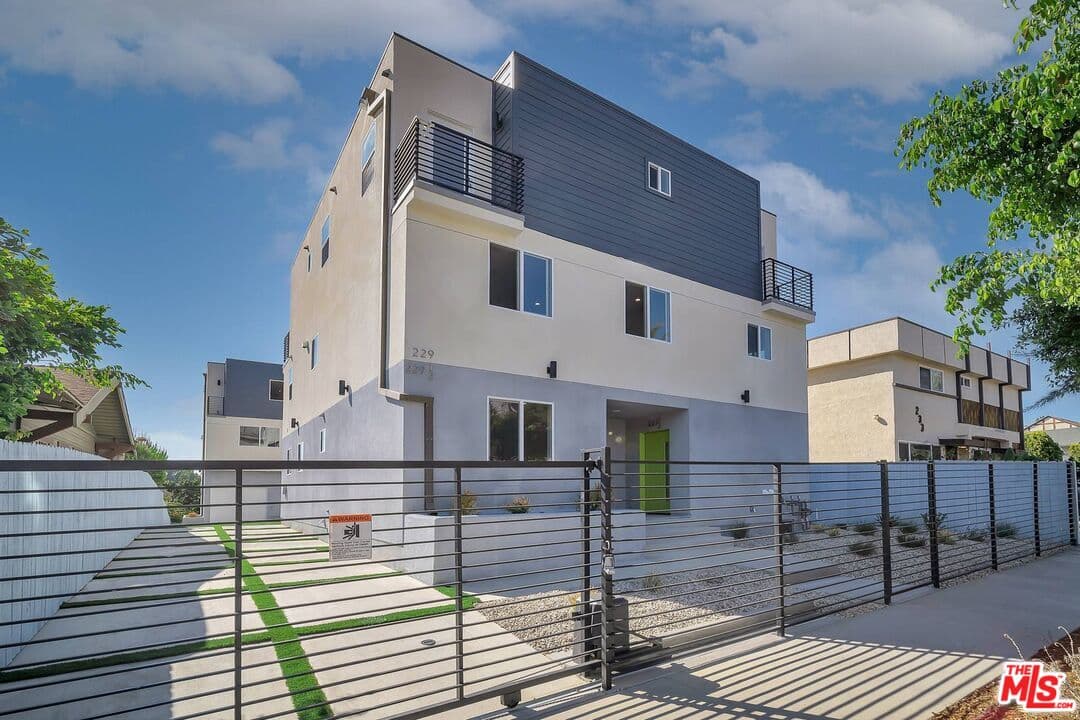 4 bd, 4 ba Townhouse in Los Angeles, CA — $5,250/mo — photo 1