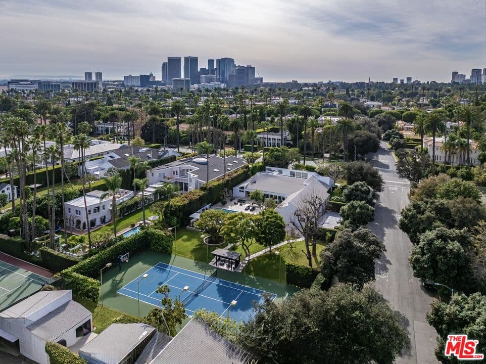 7 bd, 7 ba House in Beverly Hills, CA — $65,000/mo — photo 2