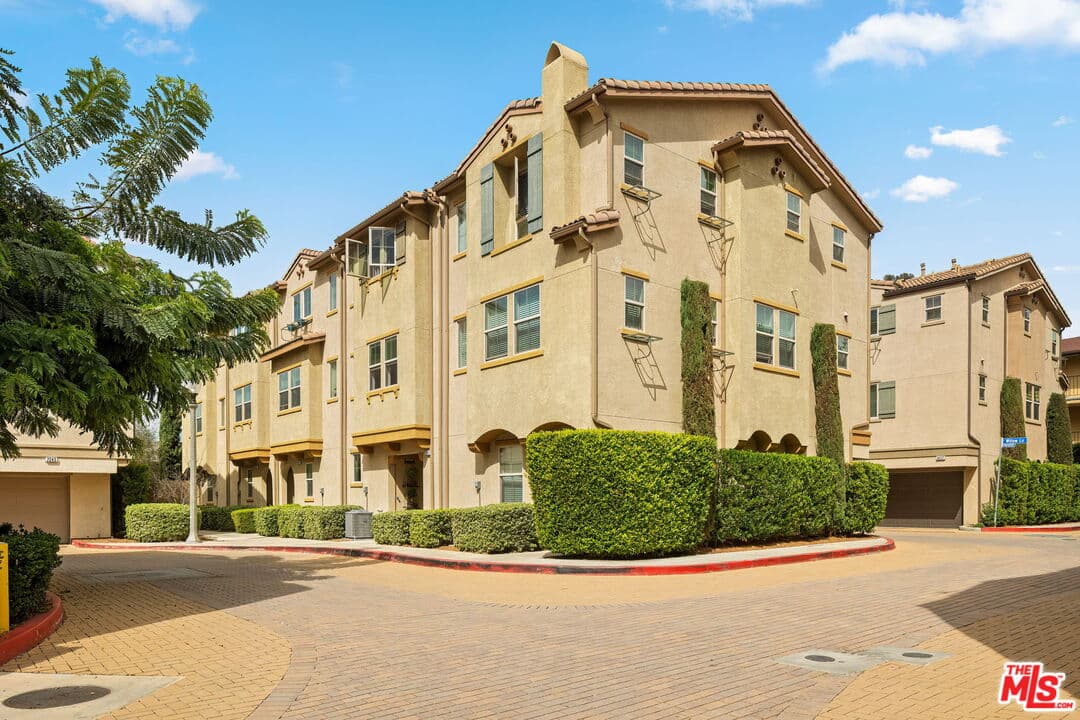 3 bd, 3 ba Townhouse in Van Nuys, CA — $3,500/mo — photo 1
