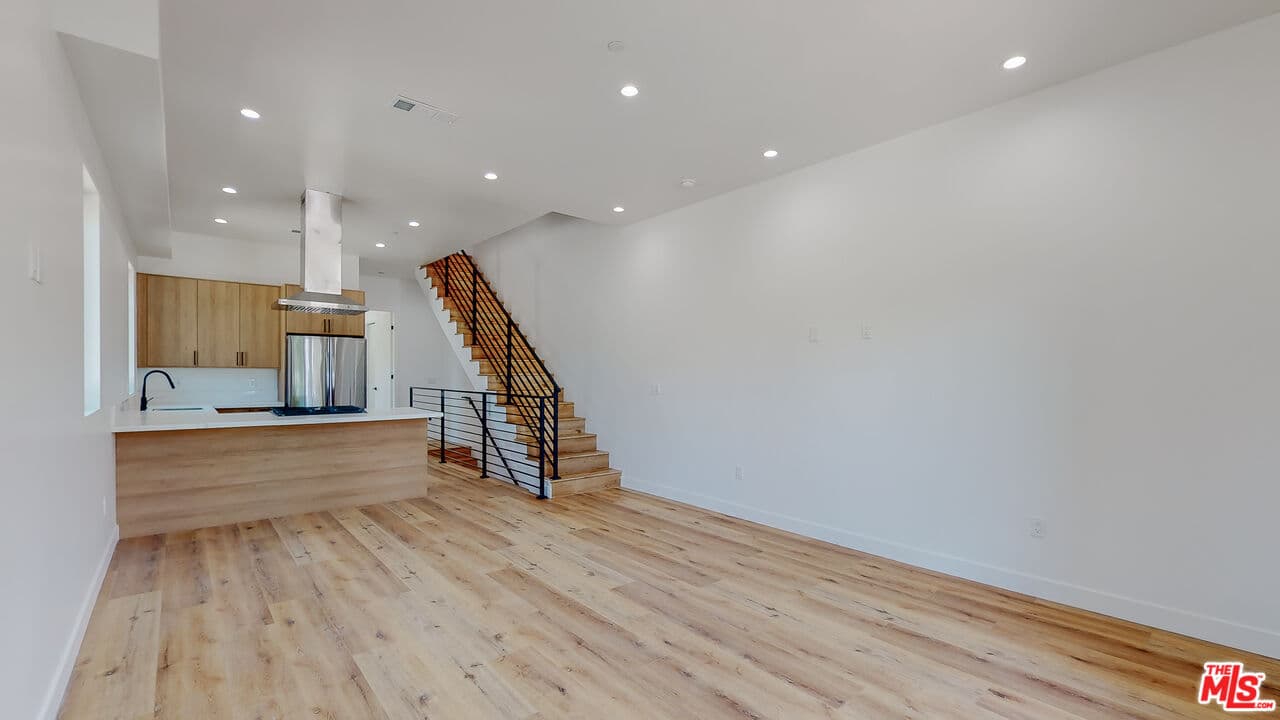 4 bd, 4 ba Townhouse in Los Angeles, CA — $5,041/mo — photo 2