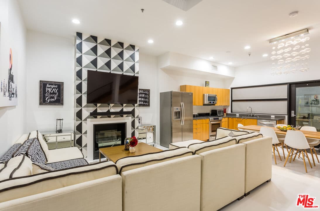 2 bd, 3 ba Condo in Venice, CA — $7,999/mo — photo 2