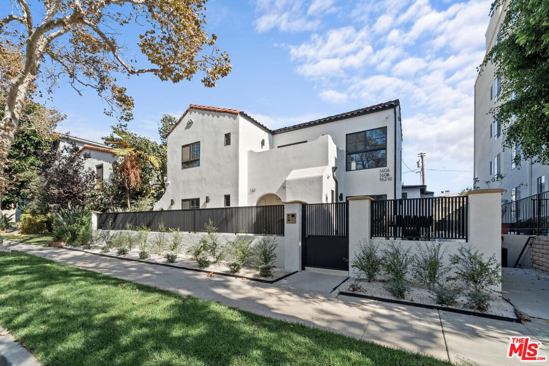 2 bd, 2 ba Apartment in Beverly Hills, CA — $5,450/mo — photo 2