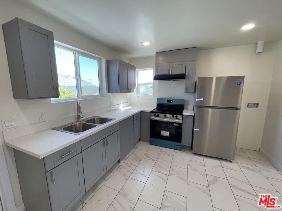 3 bd, 2 ba Apartment in Los Angeles, CA — $3,095/mo — photo 2