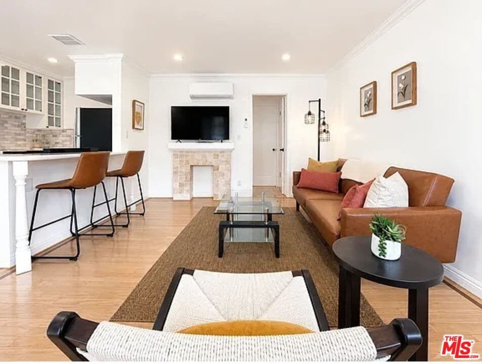 1 bd, 1 ba Townhouse in Santa Monica, CA — $3,800/mo — photo 2