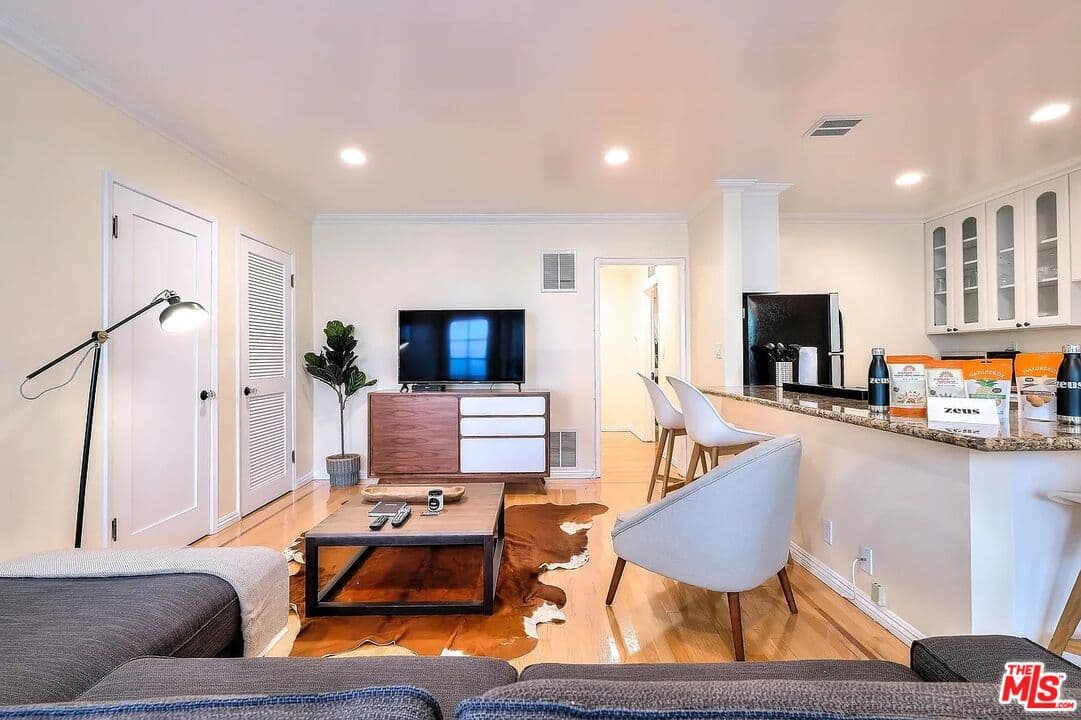 2 bd, 2 ba Townhouse in Santa Monica, CA — $5,200/mo — photo 2