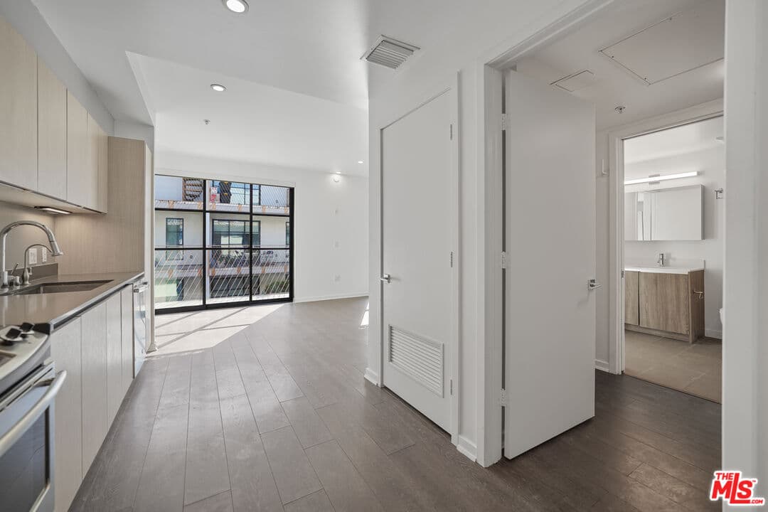 Studio, 1 ba Townhouse in Los Angeles, CA — $1,964/mo — photo 2