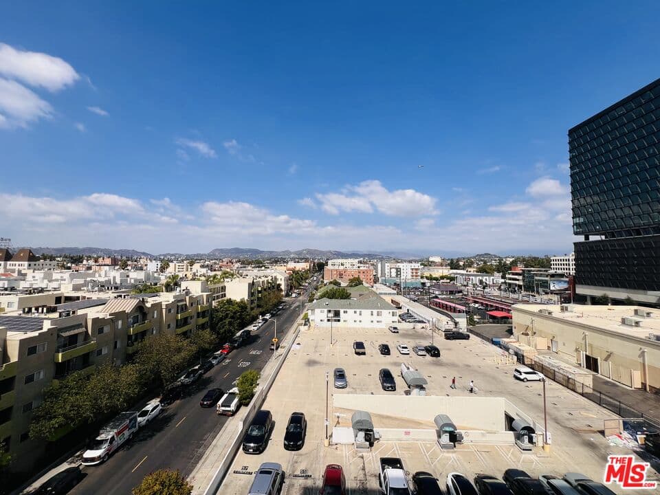 2 bd, 2 ba Condo in Los Angeles, CA — $3,700/mo — photo 2