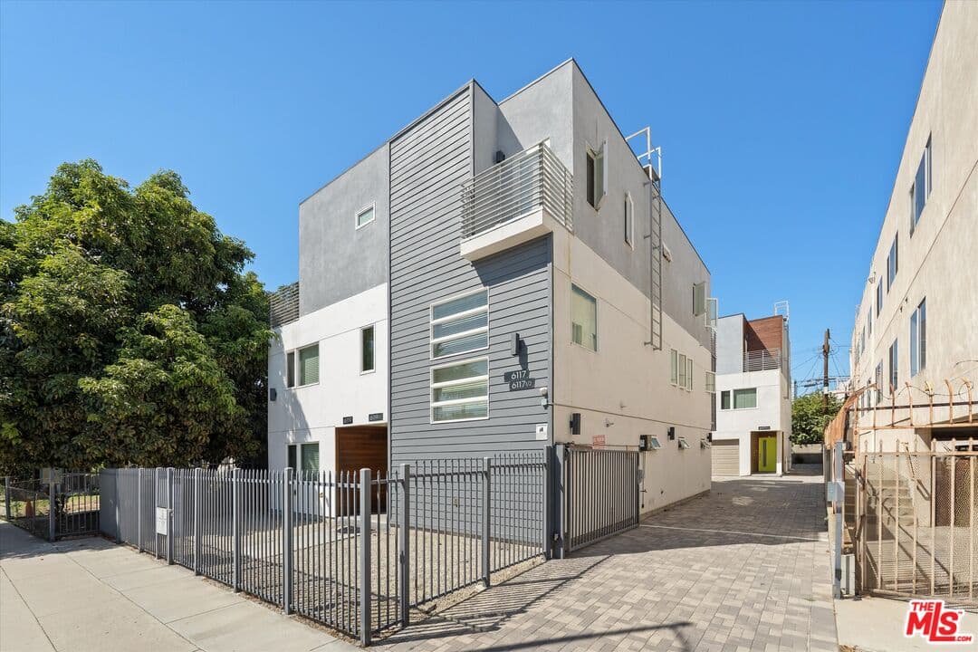 3 bd, 4 ba Townhouse in Los Angeles, CA — $4,995/mo — photo 2