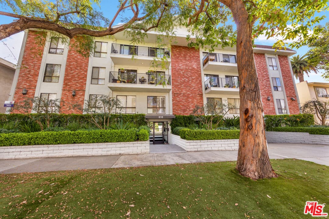 2BR Apartment in West Los Angeles — $4,450/mo