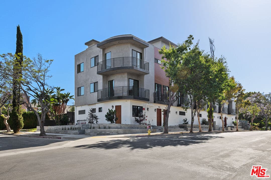 3 bd, 3 ba Townhouse in Los Angeles, CA — $6,995/mo — photo 2